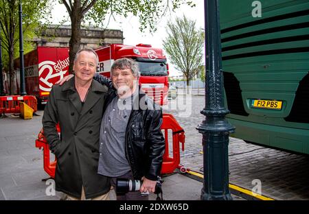 Il gruppo rock degli anni 80 `s Simple Minds è appena arrivato a Dundee, in Scozia, per l'inizio del loro tour britannico del 17 maggio 2017. Jim Kerr si trova [a sinistra] del fotografo locale fuori dall'ingresso del Caird Hall Back Stage con una stampa associata e un fotografo locale di Dundee prima del loro concerto acustico dal vivo Foto Stock