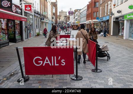 Windsor, Berkshire, Regno Unito. 2 Novembre 2020. Le ragazze hanno take away caffè fuori Gails. L'Inghilterra tornerà presto in un secondo blocco Coronavirus Covid-19 questa settimana. Il centro di Windsor rimane tranquillo. Credito: Maureen McLean/Alamy Foto Stock