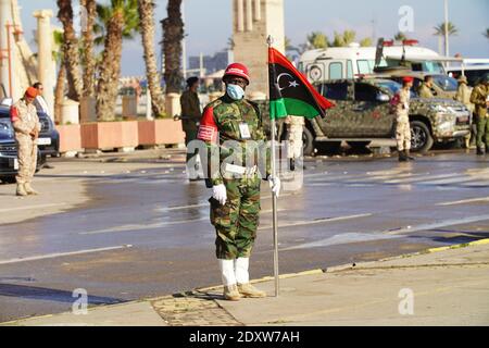 Tripoli, Libia, 24 dicembre 2020, i preparativi per iniziare la celebrazione. Credit: Hussein Eddeb/Alamy Live News Foto Stock