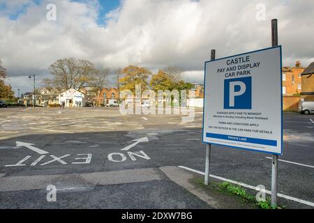 Windsor, Berkshire, Regno Unito. 2 Novembre 2020. Un parcheggio vuoto a Windsor. L'Inghilterra tornerà presto in un secondo blocco Coronavirus Covid-19 questa settimana. Il centro di Windsor rimane tranquillo. Credito: Maureen McLean/Alamy Foto Stock