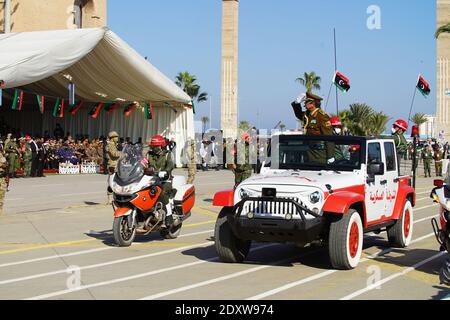 Tripoli, Libia, 24 dicembre 2020, le forze di sicurezza sfilano all'interno della celebrazione. Credit: Hussein Eddeb/Alamy Live News Foto Stock