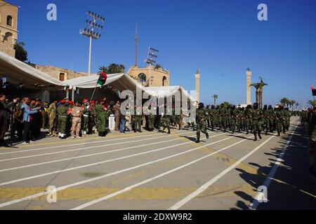 Tripoli, Libia, 24 dicembre 2020, le forze di sicurezza sfilano all'interno della celebrazione. Credit: Hussein Eddeb/Alamy Live News Foto Stock