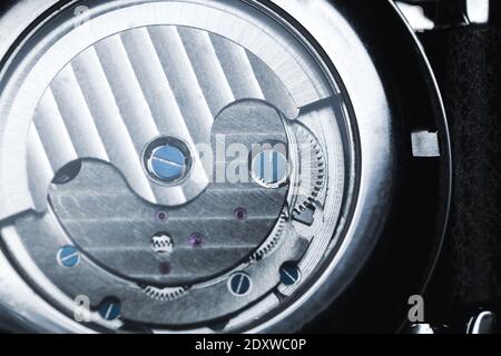 Lato posteriore di un orologio da polso maschile di lusso meccanico con avvolgimento automatico, foto in primo piano dei dettagli del meccanismo di avvolgimento automatico Foto Stock