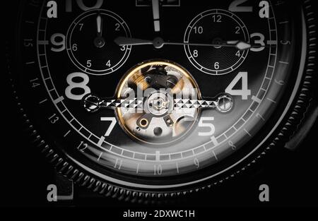 Orologio da polso uomo di lusso meccanico con avvolgimento automatico, foto di primo piano con messa a fuoco selettiva Foto Stock