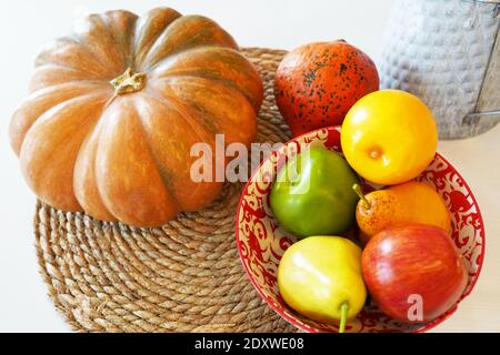Autunno Halloween o giorno di ringraziamento impostazione tabella. Zucca, piatto con verdure su tavola di legno. Sfondo di ringraziamento . Vista dall'alto Foto Stock
