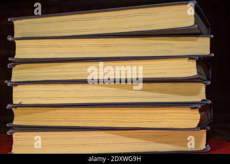 libri che giacciono l'uno sopra l'altro. Lo sfondo delle pagine di vecchi libri che si trovano l'uno sopra l'altro. Foto Stock
