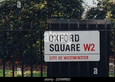Londra, UK - 5 dicembre 2020: Cartello con il nome della strada su una recinzione in Oxofrd Square, City of Westminster, un quartiere che occupa gran parte della zona centrale di Foto Stock