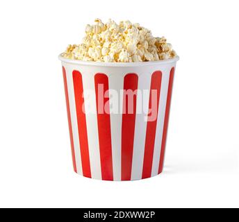 Popcorn in secchio di cartone a strisce rosso e bianco isolato sfondo bianco con tracciato di ritaglio Foto Stock