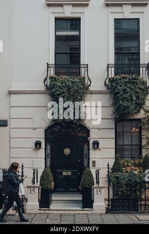 Londra, Regno Unito - 5 dicembre 2020: Facciata di una casa tradizionale a Mayfair, un'area ricca nel West End di Londra nella City of Westminster Borough, Foto Stock