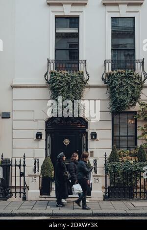 Londra, Regno Unito - 5 dicembre 2020: Facciata di una casa tradizionale a Mayfair, un'area ricca nel West End di Londra nella City of Westminster Borough, Foto Stock