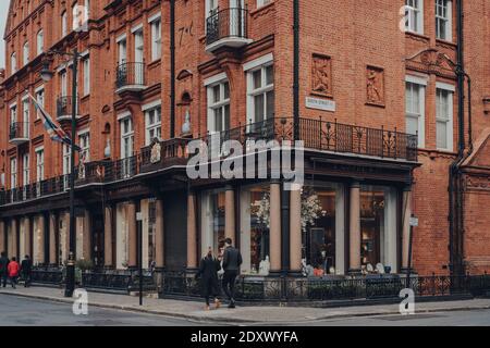Londra, UK - 5 dicembre 2020: L'esterno di T. Goode Designers and Co china e il negozio di vetro a Mayfair, un'area ricca nel West End di Londra, peop Foto Stock