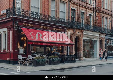 Londra, Regno Unito - 5 dicembre 2020: Facciata della sala da tè Richoux e ristorante a Mayfair, un'area ricca nel West End di Londra, le donne camminano oltre, moti Foto Stock