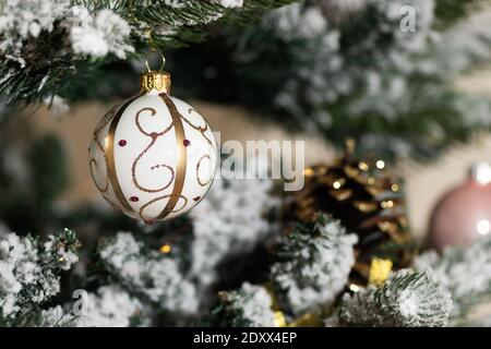 Biglietto d'auguri di Natale. Albero decorato nuovo anno su sfondo sfocato. Messa a fuoco selettiva. Foto Stock