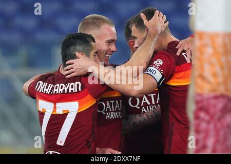 Edin Dzeko di Roma festeggia con i suoi compagni di squadra dopo aver segnato 2-1 goal durante il campionato italiano Serie A calcio ma / LM Foto Stock