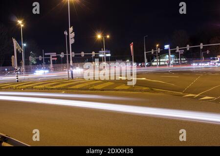 Incrocio notturno con traffico offuscato dal movimento ad Arnhem, Paesi Bassi Foto Stock