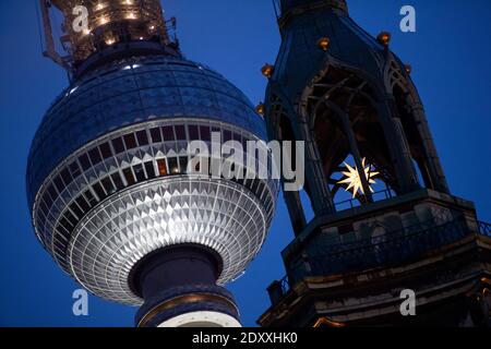 Berlino, Germania. 24 Dic 2020. Dietro il campanile della Chiesa di Santa Maria si trova la torre della televisione. Credit: Christophe Gateau/dpa/Alamy Live News Foto Stock