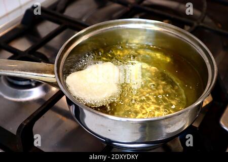 SFINCI tradizionali ciambelle fritte italiane siciliane fritte mentre frittura in verdura olio Foto Stock