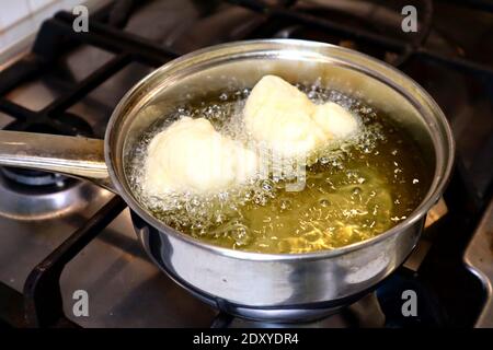 SFINCI tradizionali ciambelle fritte italiane siciliane fritte mentre frittura in verdura olio Foto Stock