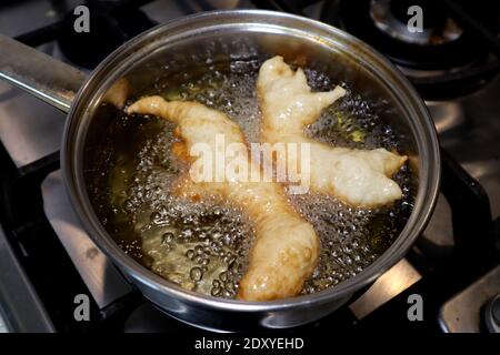 SFINCI tradizionali ciambelle fritte italiane siciliane fritte mentre frittura in verdura olio Foto Stock