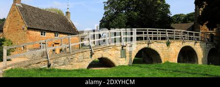 Il 13 ° secolo, costruito in pietra Packhorse Bridge, Medbourne villaggio, Leicestershire County, Inghilterra, Regno Unito Foto Stock