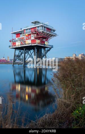 Ristorante REM eiland, ex stazione radio pirata sul Mare del Nord su piattaforma petrolifera, ora situato in Amsterdam docklands o Houthavens, Paesi Bassi Foto Stock