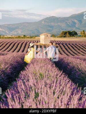 Coppia in vacanza in Provenza Francia visitare i campi di lavanda della Provenza Francia. Europa Foto Stock