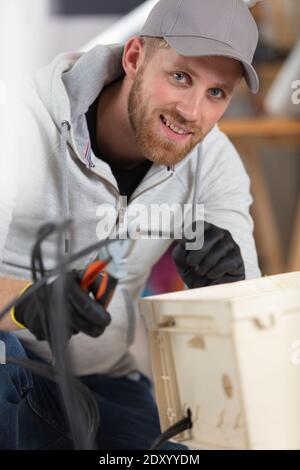 ingegnere elettricista verifica gli impianti elettrici Foto Stock