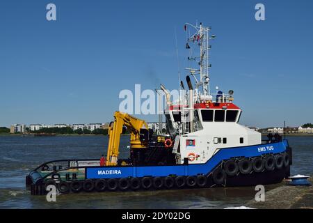 EMS TUG visto operare sul Tamigi a Londra Foto Stock