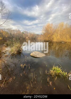 Spettacolare cielo autunnale sopra il corso d'acqua a Prospect Park, Brooklyn, New York. Foto Stock