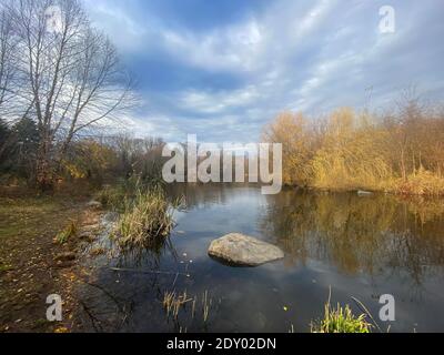 Spettacolare cielo autunnale sopra il corso d'acqua a Prospect Park, Brooklyn, New York. Foto Stock