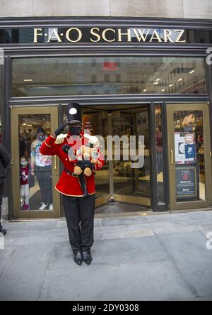 Il portiere del soldato giocattolo saluta all'esterno del famoso negozio di giocattoli FAO Schwarz al Rockefeller Plaza nel centro di Manhattan. Foto Stock