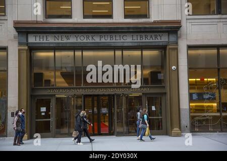 La più grande filiale circolante della Biblioteca pubblica di New York, la Stavros Niarchos Foundation Library sulla 5th Avenue, a 40th Street nel centro di Manhattan, New York City. Foto Stock