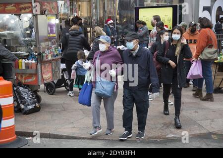 La coppia più anziana fuori il Black Friday a 34th Street e Broadway all'inizio della stagione di shopping di festa a New York City. Foto Stock