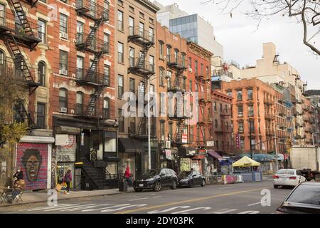 Clock Work PunkRock n roll bar insieme ad altri negozi su Essex Street, sul lato Lower East di Manhattan. Vecchi tendament come walkup con fuoco scappa giù la parte anteriore. Foto Stock