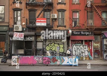 Clock Work PunkRock n roll bar insieme ad altri negozi su Essex Street, sul lato Lower East di Manhattan. Foto Stock