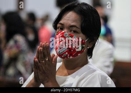 Yogyakarta, Indonesia. 24 Dic 2020. I devoti cristiani pregano presso la Chiesa del Sacro cuore di Dio Gesù Pugeran, Yogyakarta, Indonesia, durante la messa della vigilia di Natale, in mezzo alla pandemia del coronavirus COVID-19, il 24 dicembre 2020. (Foto di Devi Rahman/INA Photo Agency/Sipa USA) Credit: Sipa USA/Alamy Live News Foto Stock