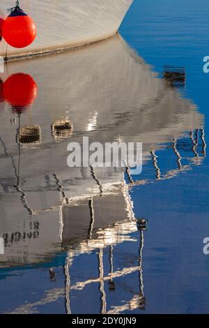 Rifezione astratta della barca nelle acque di Steveston Harbour British Columbia Canada Foto Stock