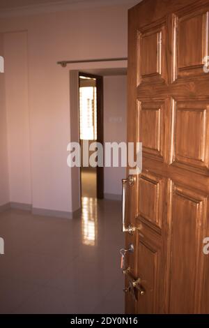 Porta principale di un appartamento in legno lucido e di design un edificio Foto Stock