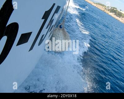 Spray marino da un motoscafo sull'acqua a Mallorca Spagna Foto Stock