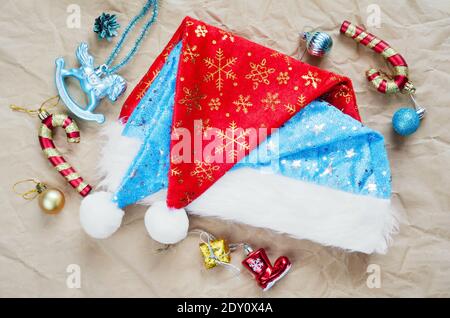 Cappelli di Natale e decorazioni su carta sminuzzata Foto Stock