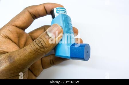 Spray protettivo per tappo blu per asma in posizione operativa Foto Stock