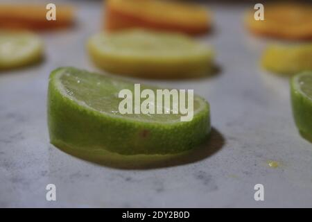 agrumi allineati in una linea. buon sfondo. Foto Stock