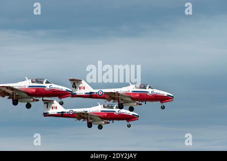 La Canadian Snowbirds, Canada militare di air show dimostrazione di volo team, volare all'Airshow di Oshkosh, Wisconsin. Foto Stock