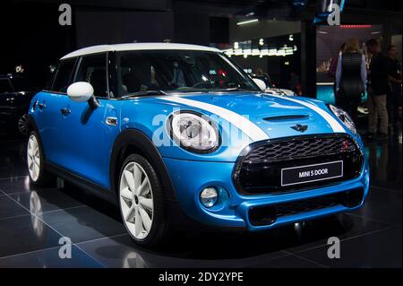 Il nuovo Mini 5 porte durante la giornata stampa del Paris Motor Show, conosciuto come Mondial de l'Automobile a Parigi, Francia, il 2 ottobre 2014. Foto di Nicolas Genin/ABACAPRESS.COM Foto Stock