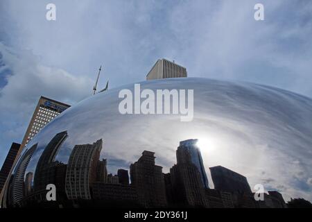 Lo skyline di Chicago si riflette in Cloud Gate, noto anche come The Bean, Chicago, Illinois. Foto Stock