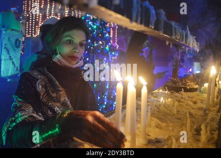 I cristiani pakistani adorano la messa di Natale di metà notte in vista delle celebrazioni natalizie nella Chiesa di Sant'Antonio a Lahore. Foto Stock