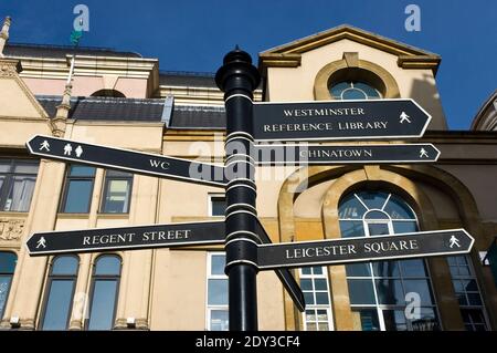 Un segno direzionale guide i turisti a visitare Londra, a Trafalgar Square a Londra, Inghilterra. Foto Stock