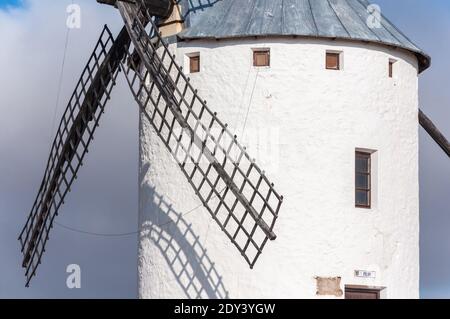 Mulino a vento tradizionale a campo de Crippana, Castilla-la Mancha, Spagna Foto Stock