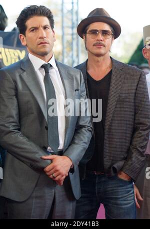 I membri del cast Jon Bernthal (L) e Brad Pitt si sono presentati a una fotocellula davanti alla prima francese del film 'Fury' tenuto all'Hotel des Invalides a Parigi, in Francia, il 18 ottobre 2014. Foto di Thierry Orban/ABACAPRESS.COM Foto Stock