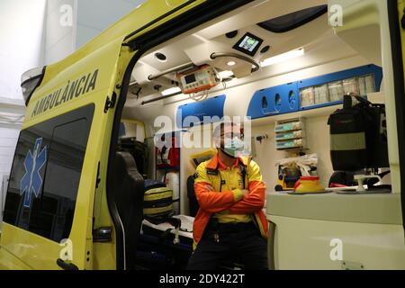 Barcellona, Spagna. 24 Dic 2020. Ramon Pedrosa, infermiera di ambulanza per il servizio medico di emergenza della Catalogna SEM, si trova all'interno di un'ambulanza a Barcellona, in Spagna, il 22 dicembre 2020. Quando la pandemia COVID-19 ha colpito la Spagna a marzo, i servizi di ambulanza del paese sono diventati la punta della lancia. Gli equipaggi delle ambulanze sono stati spinti al limite per soddisfare un numero senza precedenti di richieste di assistenza. Credit: Ismael Peracaula/Xinhua/Alamy Live News Foto Stock